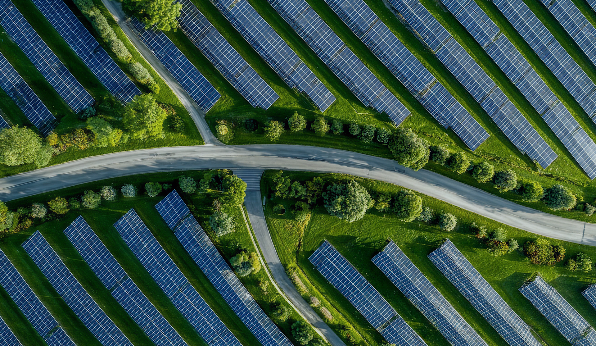 Vista aérea de una planta solar rodeada de campos verdes