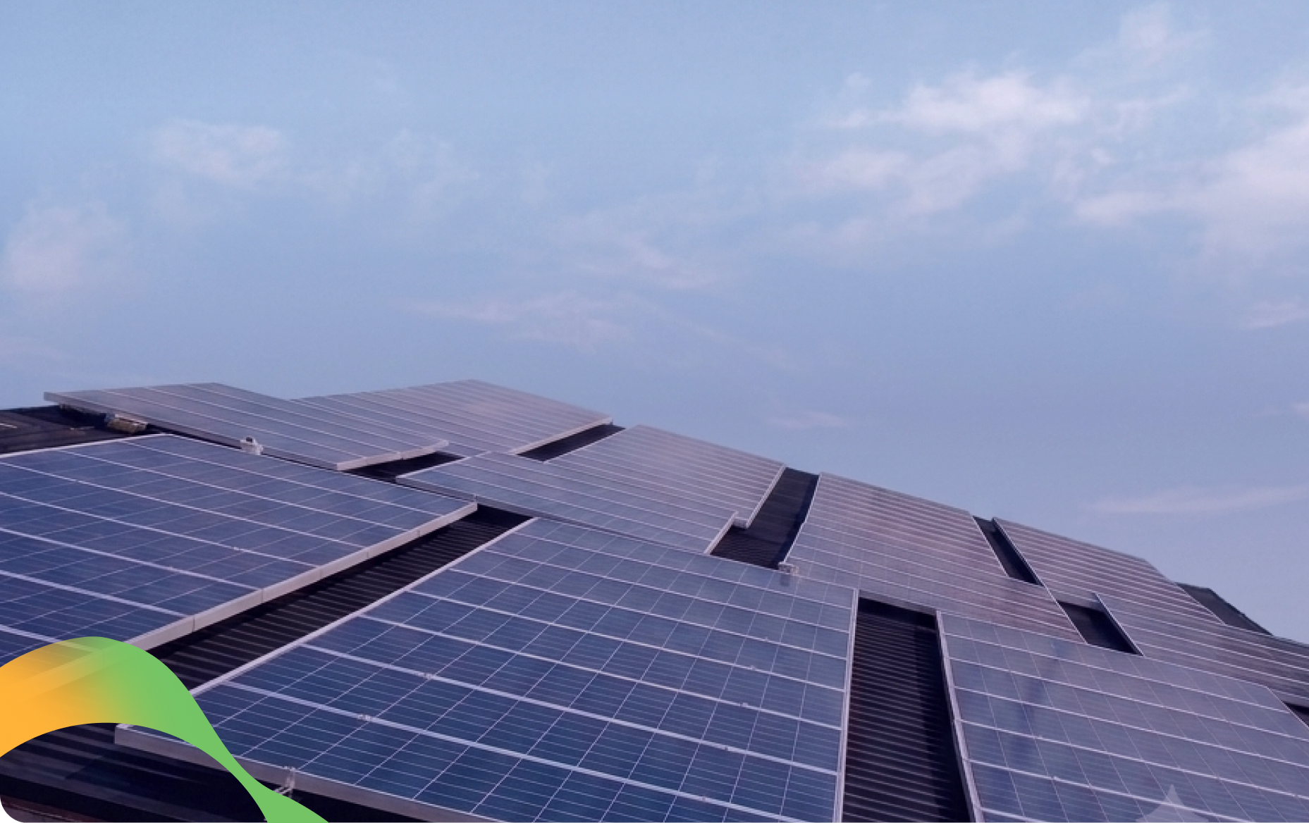Vista de paneles solares instalados en el techo de un cliente