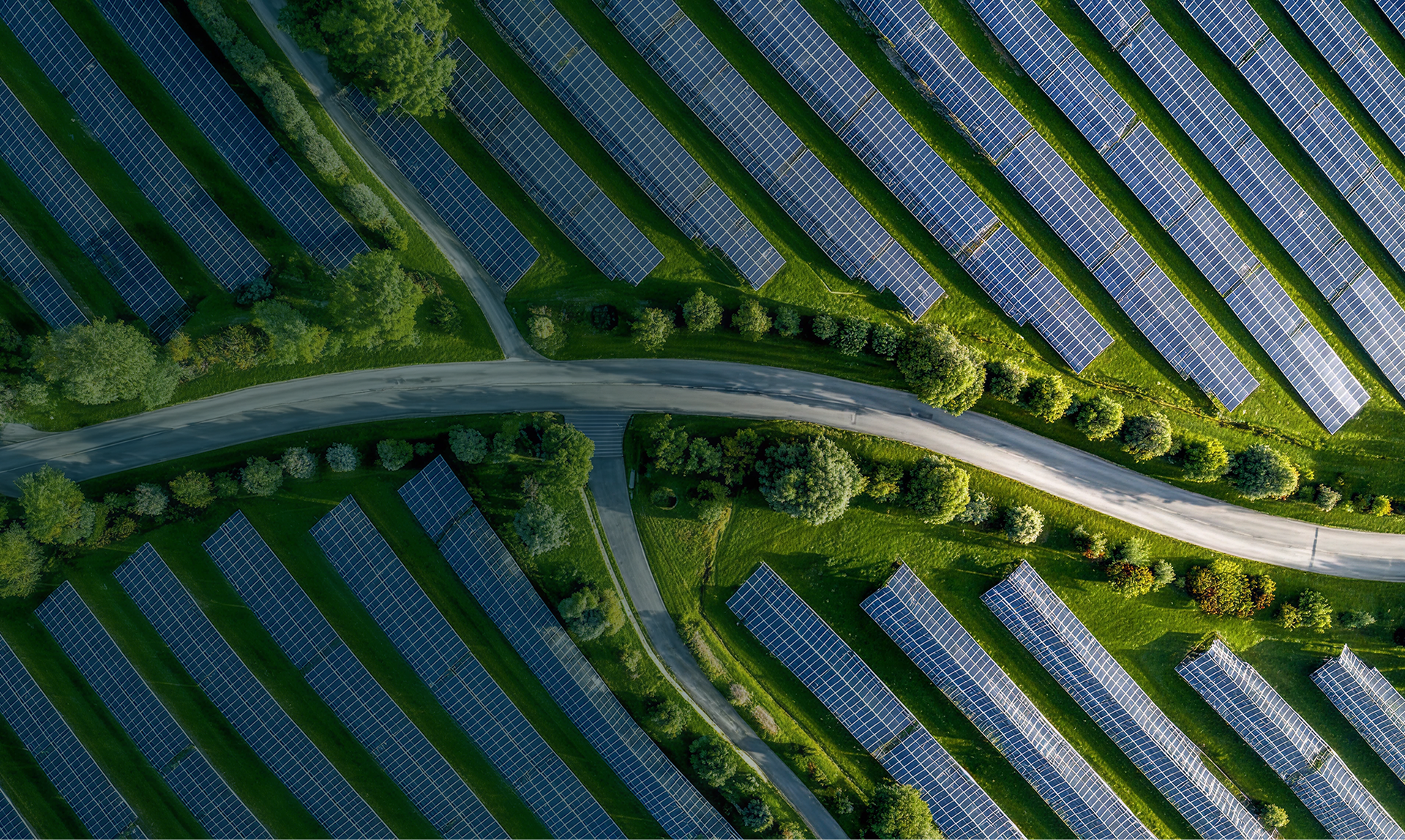 Vista aérea de una planta solar rodeada de campos verdes