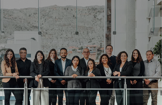 Equipo de Innovasol en un balcón con vista a La Paz